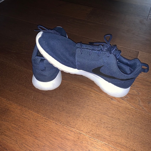 Nike Roshe Shoes - Picture 4 of 4